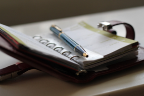 Agenda en pen op de Schrijftafel van Eigen Balans
